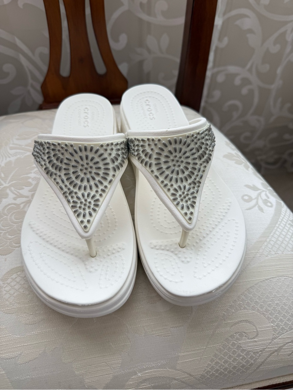 ✅NWOT✅Crocs Women’s White Wedge Flip Flops Dual Comfort Silver Embellished Size8 - Picture 7 of 9